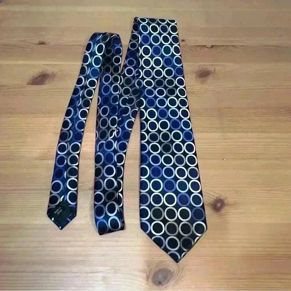 Michael Kors men’s tie in blue circle design 100% silk, 3.5” wide in EUC - Picture 4 of 4